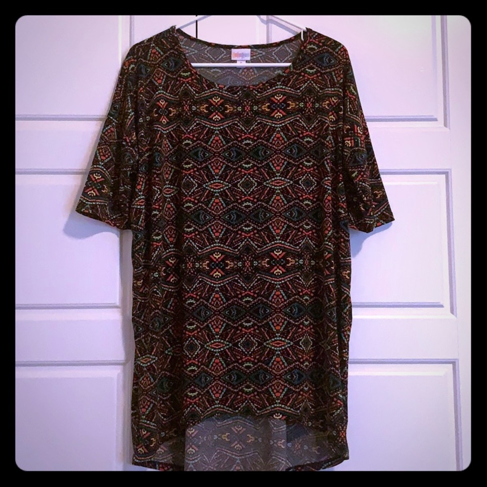 LULAROE IRMA PATTERN TOP HI-LO HEM